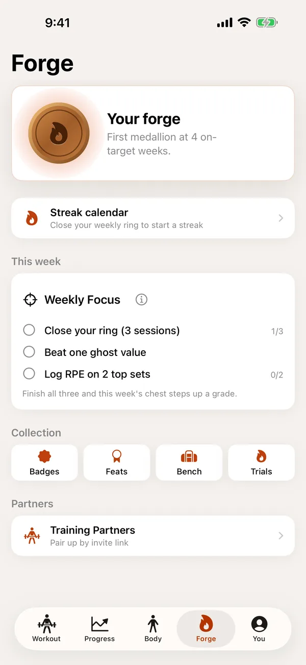 Tab „Forge“: dein Forge-Medaillon, der Serienkalender, die Quests des Wochenfokus dieser Woche und die Sammlung aus Abzeichen und Trials