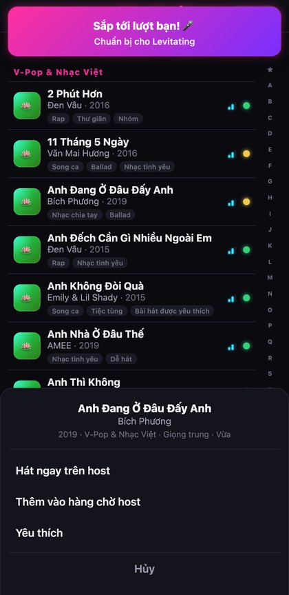 Điện thoại của một khách đang lướt sổ bài hát, cùng banner Sắp đến lượt bạn từ host