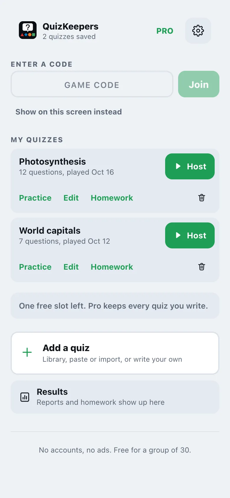 الشاشة الرئيسية في QuizKeepers مع «أدخل رمزًا» و«اختباراتي»