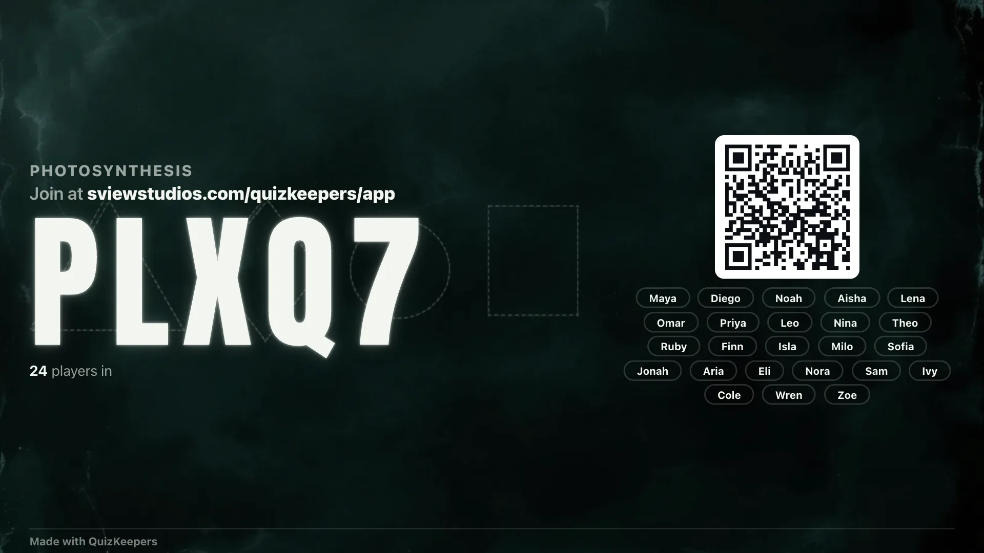 ردهة الانتظار على جهاز العرض مع رمز الغرفة ورمز QR واللاعبين المنضمين