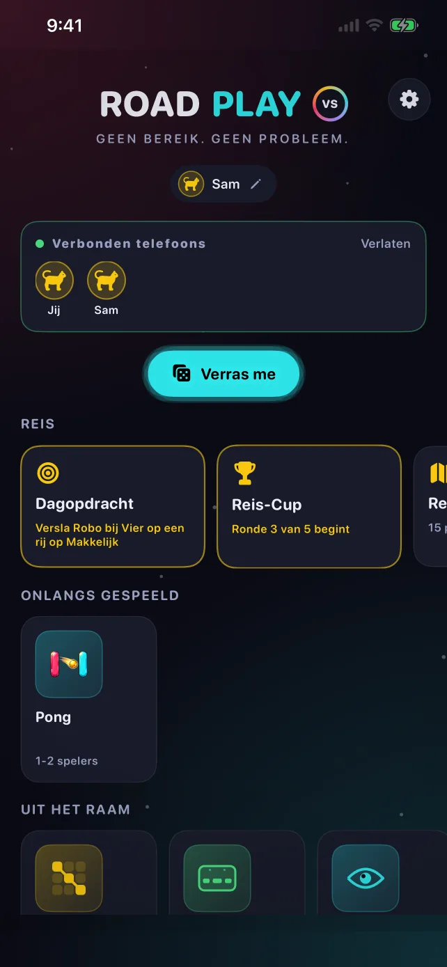 Het RoadPlay-startscherm met twee verbonden telefoons, de dagopdracht en de Reis-Cup