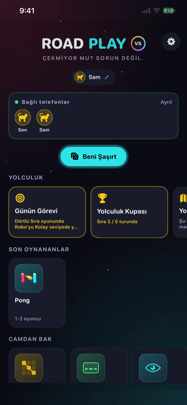 İki telefonun bağlı olduğu RoadPlay ana ekranı, günün görevi ve Yolculuk Kupası
