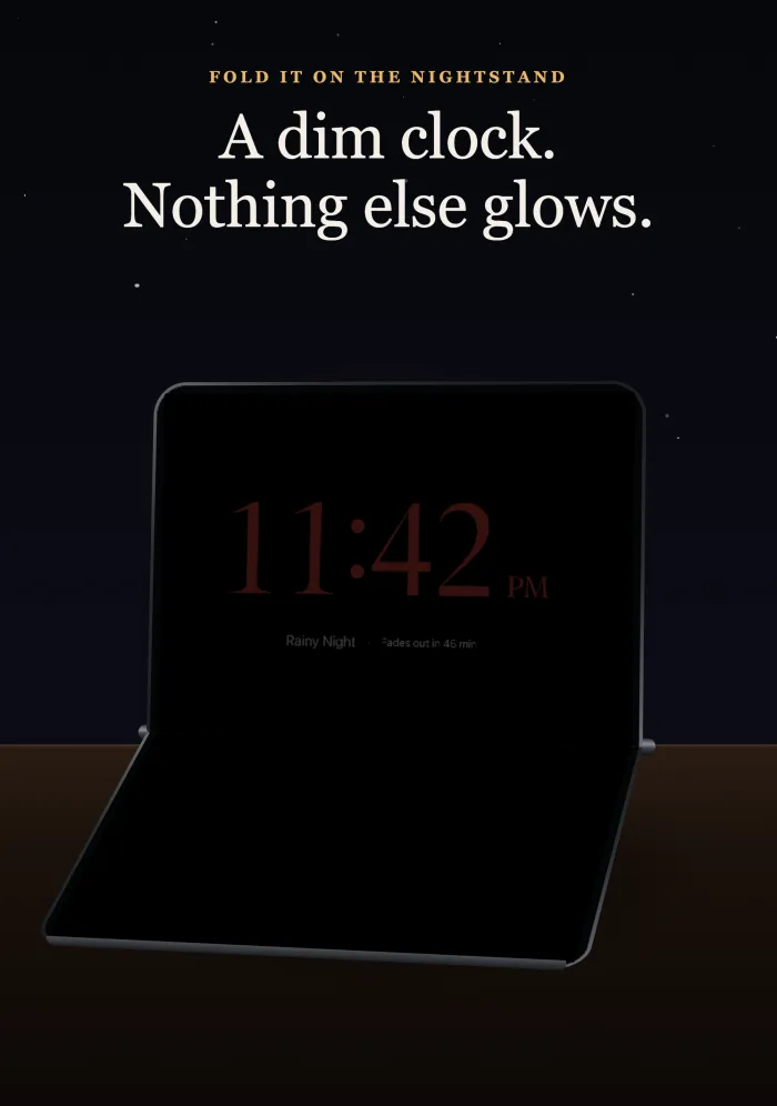 Softfall a l’iPhone Duo, plegat a mitges a la tauleta de nit amb el rellotge mirant cap al llit