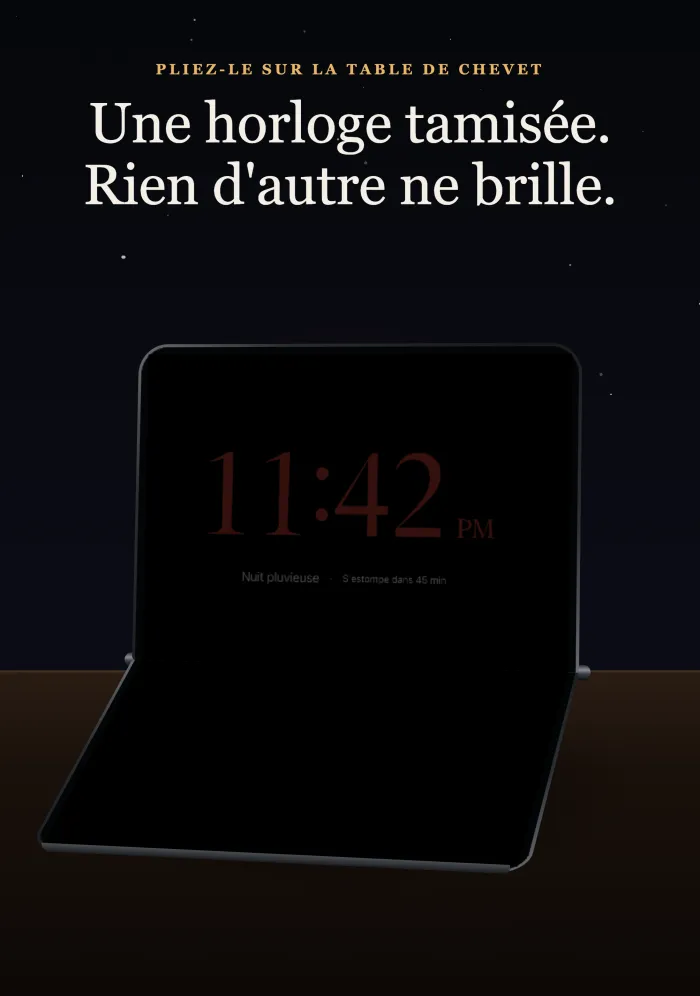 Softfall sur iPhone Duo, plié à moitié sur une table de chevet, l’horloge tournée vers le lit